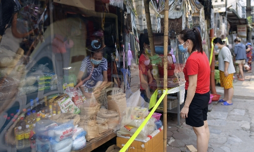 Hà Nội: Bà con tiểu thương quây nilon kín chợ dân sinh để bán thực phẩm thiết yếu