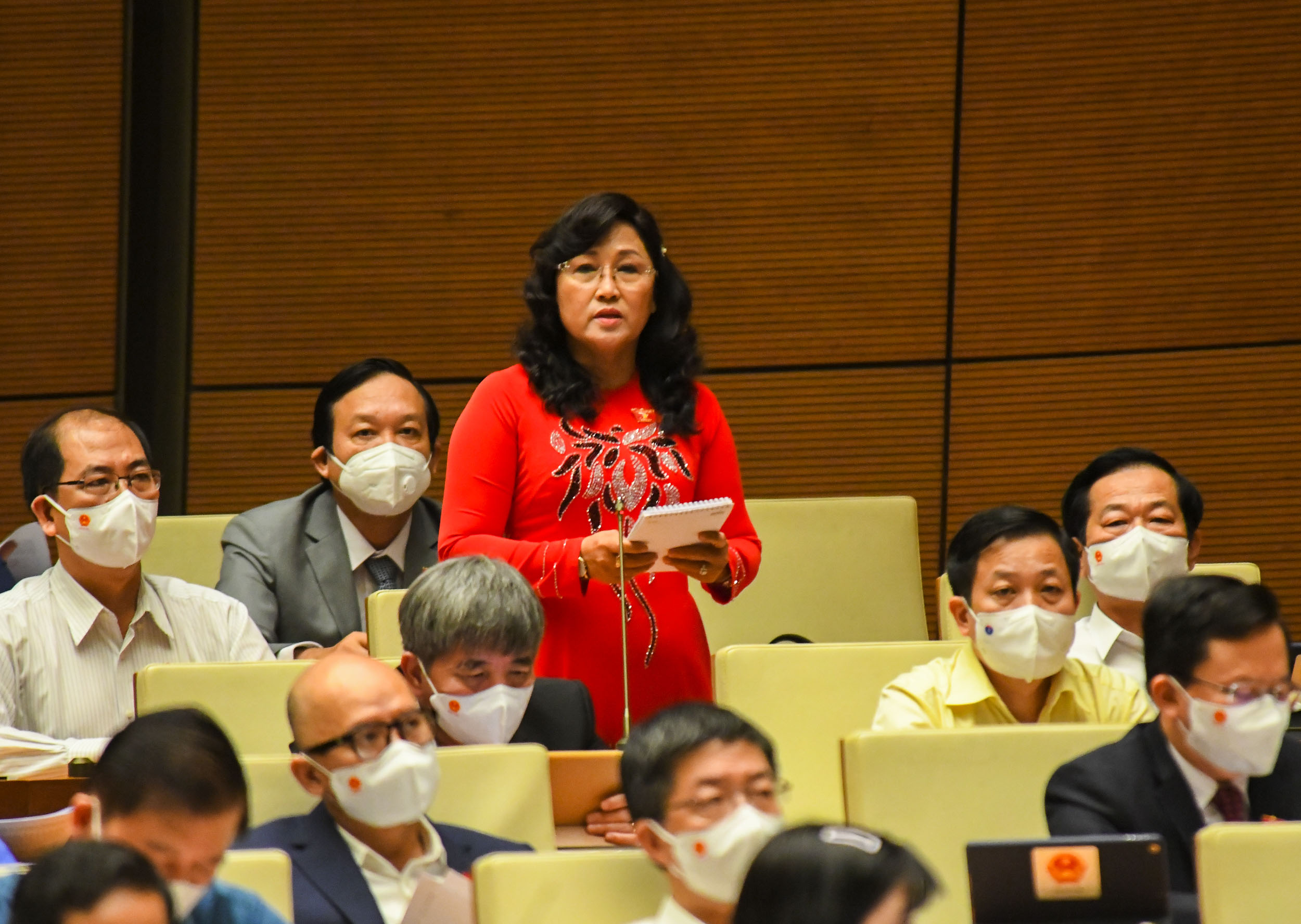 Đại biểu Nguyễn Thị Kim B&eacute; tham gia thảo luận tại hội trường - Ảnh: Quochoi.vn