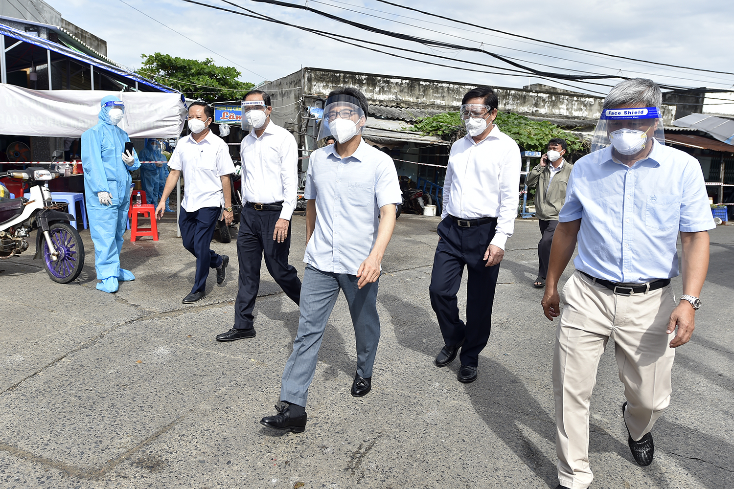 Ph&oacute; Thủ tướng Vũ Đức Đam kiểm tra khu phong toả chợ c&aacute; Long Hải (thị trấn Long Hải, huyện Long Điền). Ảnh - VGP.
