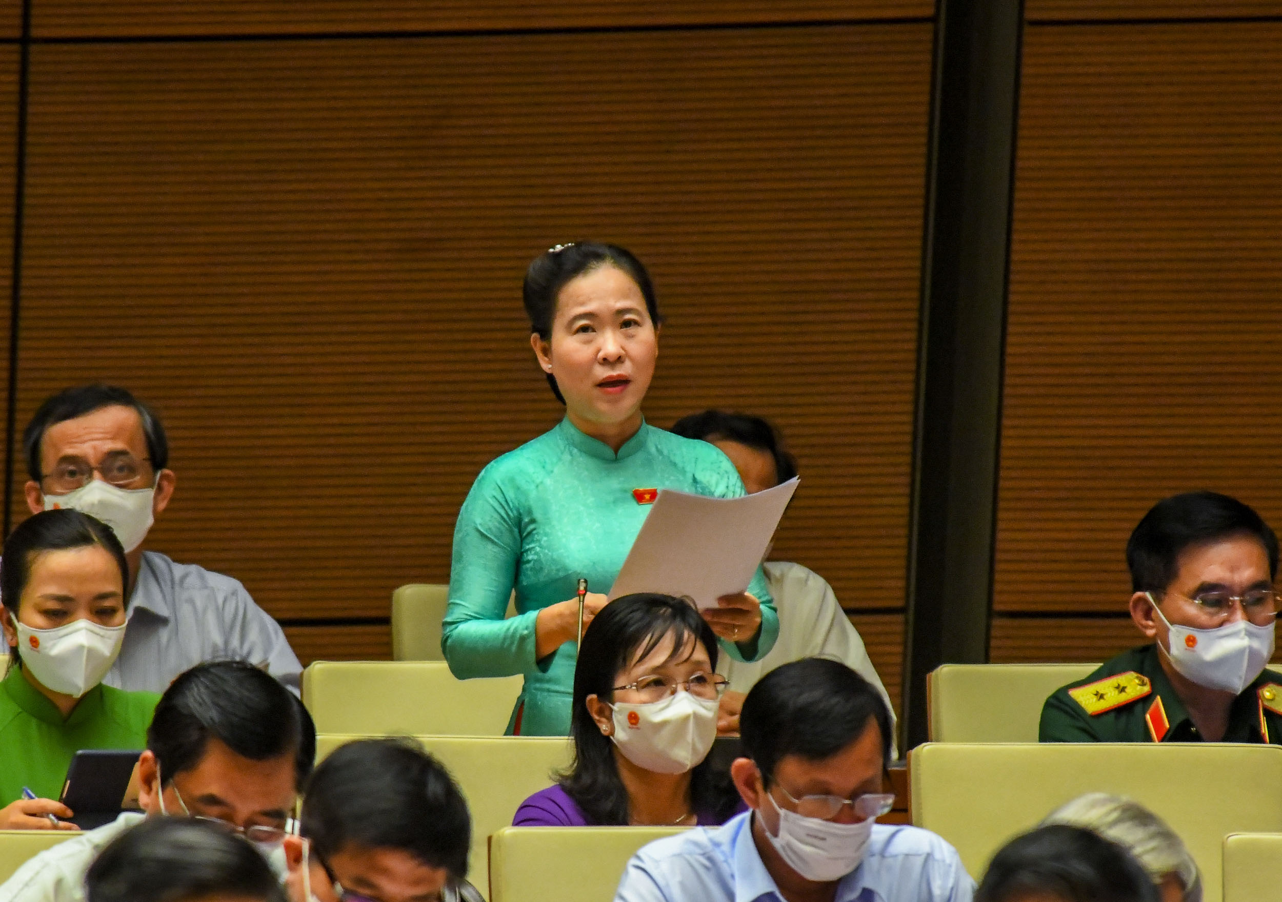 Đại biểu T&ocirc; &Aacute;i Vang thảo luận tại phi&ecirc;n họp - Ảnh: Quochoi.vn