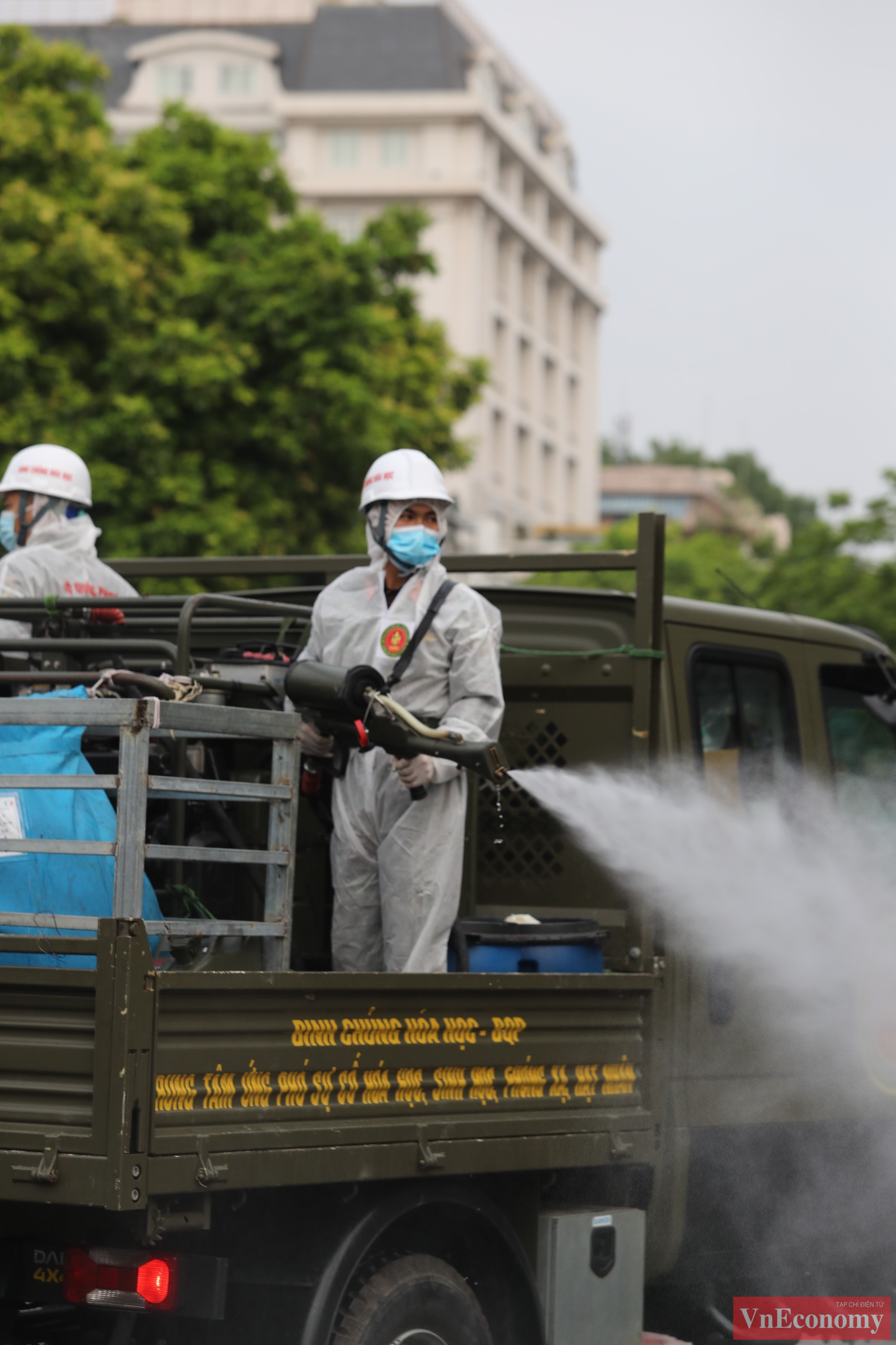 Đội xe đặc chủng tiến h&agrave;nh phun khử khuẩn bắt đầu khởi h&agrave;nh từ khu vực Nh&agrave; h&aacute;t Lớn, H&agrave; Nội.