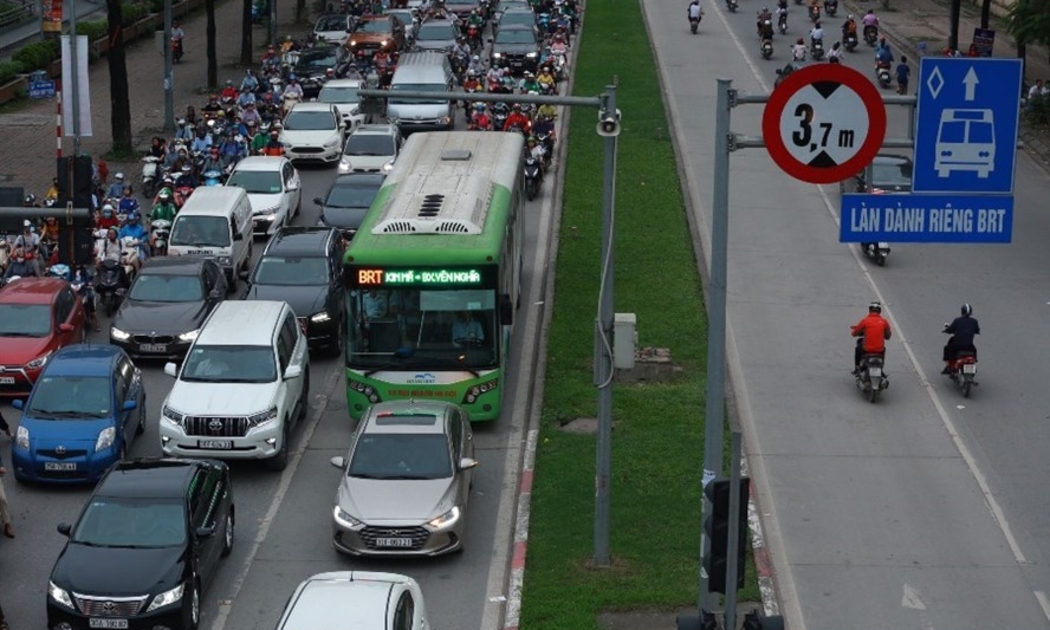 Tuyến BRT hoạt động tại nút giao Khuất Duy Tiến - Lê Văn Lương.