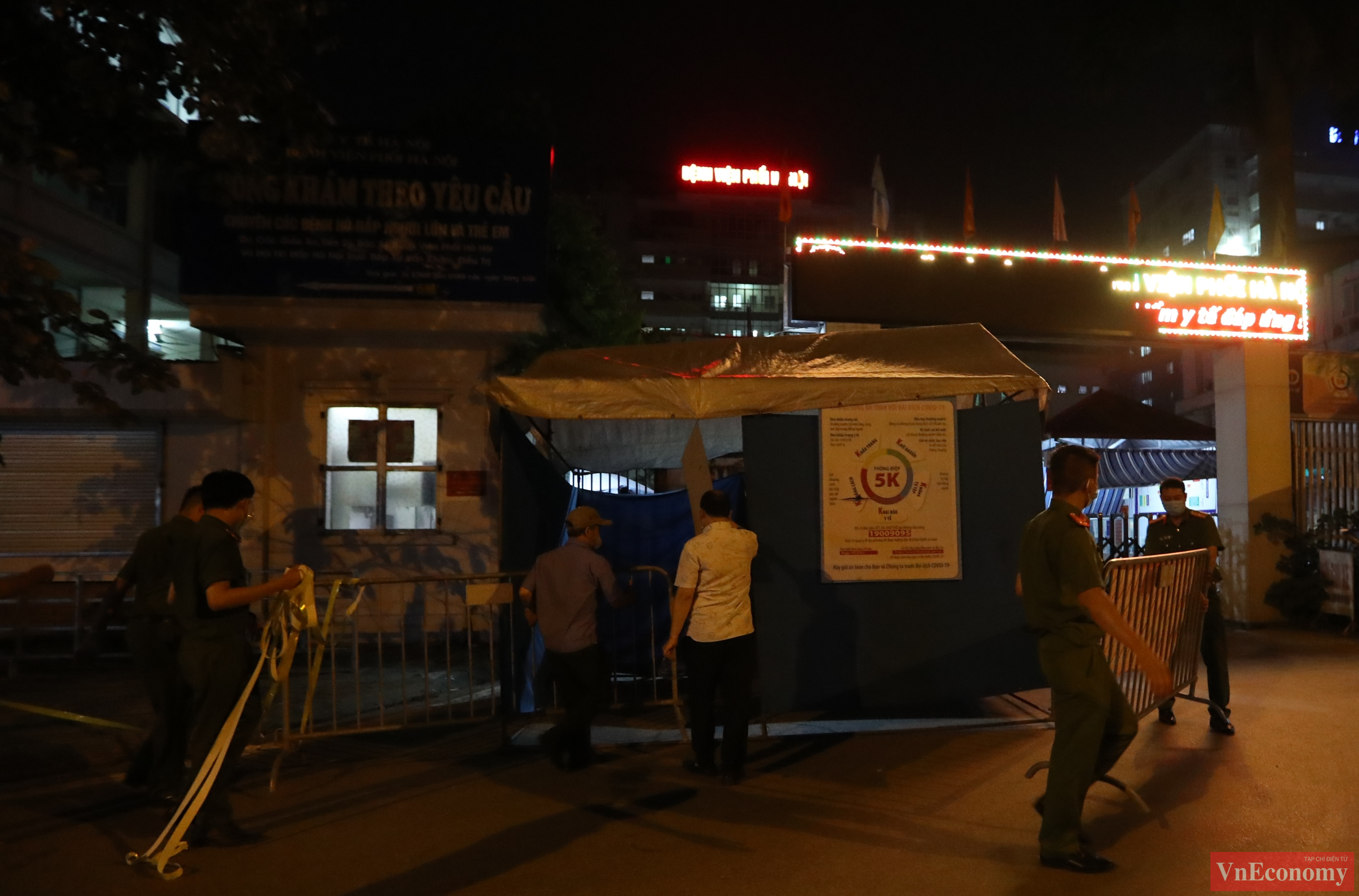 Khoảng 23h đêm ngày 25/7, lực lượng chức năng đã tiến hành dựng lều dã chiến để kiểm soát việc cách ly y tế tại Bệnh viện Phổi Hà Nội.