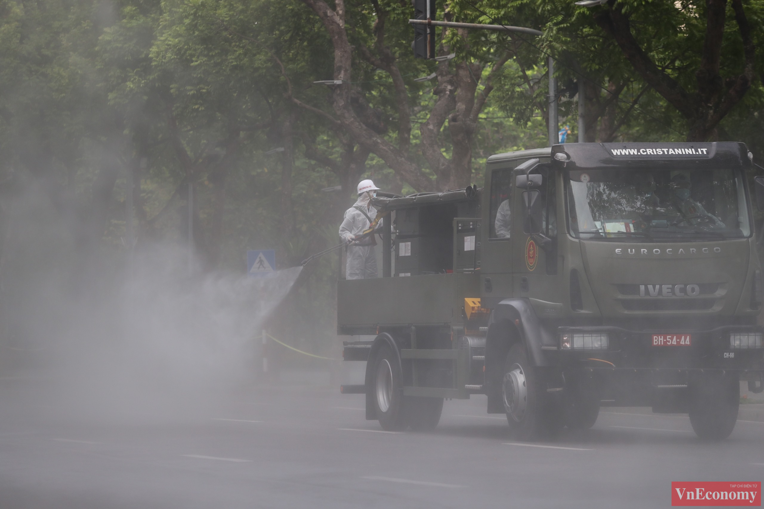 Tại quận Ho&agrave;n Kiếm, xe đặc chủng sẽ phun khử khuẩn cho c&aacute;c khu vực phường Ph&uacute;c T&acirc;n, Chương Dương; khu vực phố cổ; tuyến phố xung quanh Trụ sở Th&agrave;nh ủy, HĐND, UBND th&agrave;nh phố; c&aacute;c khu vực xung quanh hồ Ho&agrave;n Kiếm v&agrave; c&aacute;c trục giao th&ocirc;ng ch&iacute;nh Trần Hưng Đạo, Hai B&agrave; Trưng, L&yacute; Thường Kiệt.