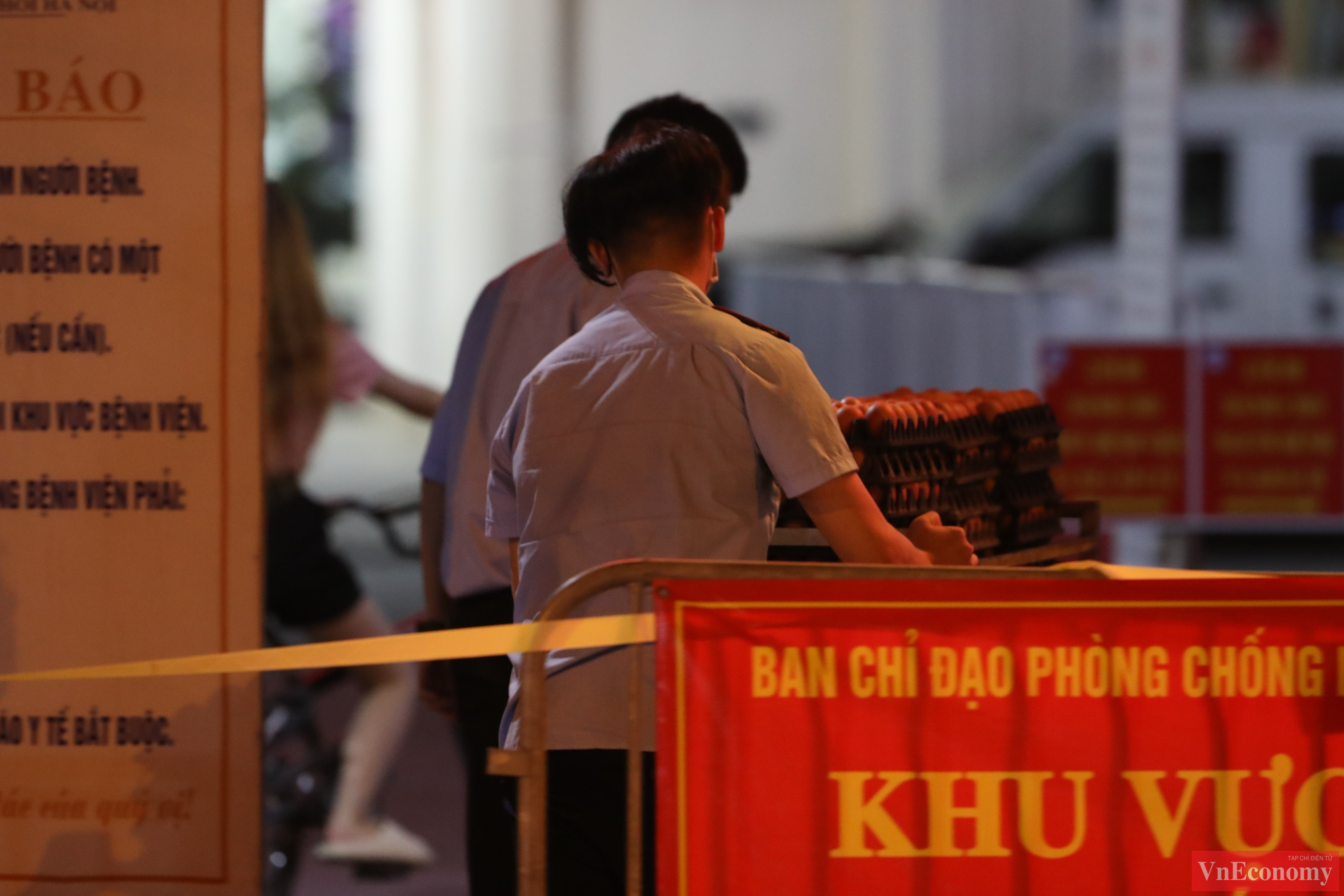 Lương thực thực phẩm tiếp tế đã được tập kết và vận chuyển vào bệnh viện ngay trong đêm.