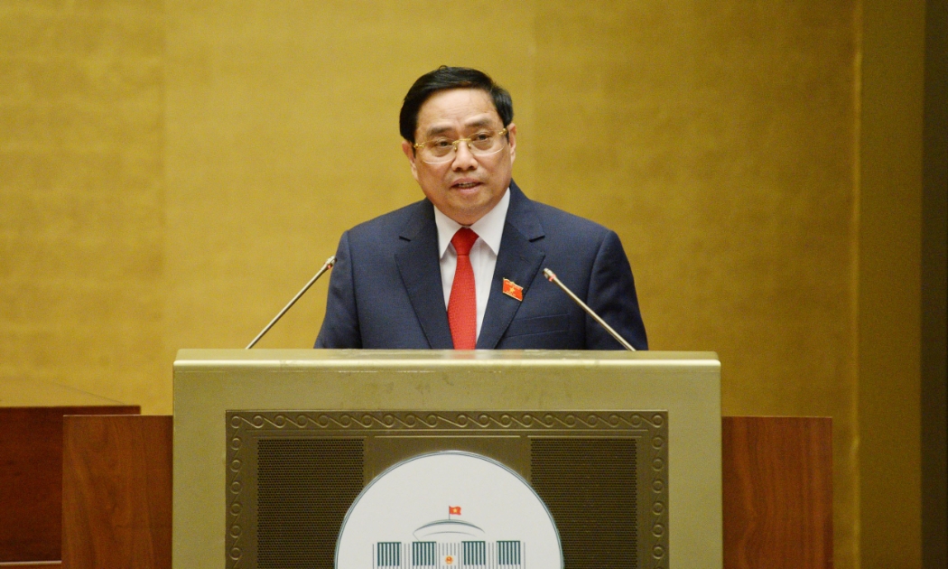 Thủ tướng Phạm Minh Chính trình bày Tờ trình về cơ cấu số lượng thành viên Chính phủ nhiệm kỳ mới chiều 26/7 - Ảnh: Quochoi.vn