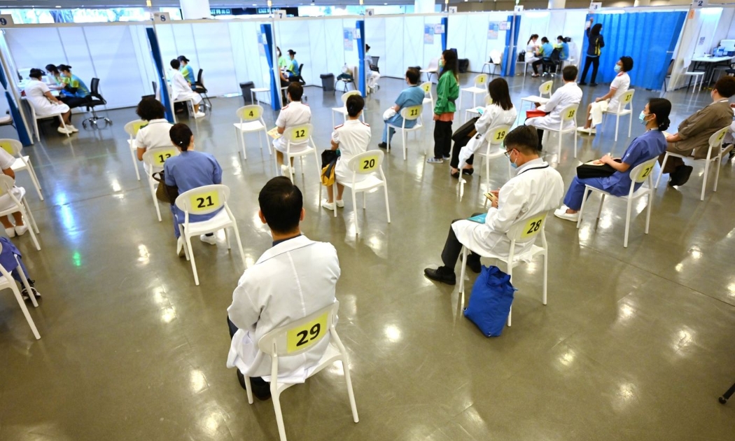 Xếp hàng tiêm vaccine tại Hồng Kông tháng 2/2021 - Ảnh: Getty Images 