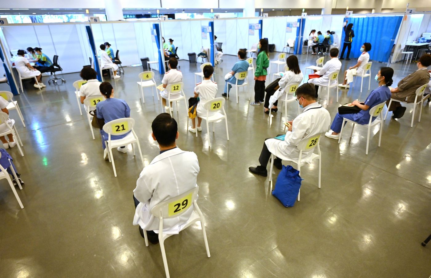 Xếp hàng tiêm vaccine tại Hồng Kông tháng 2/2021 - Ảnh: Getty Images 