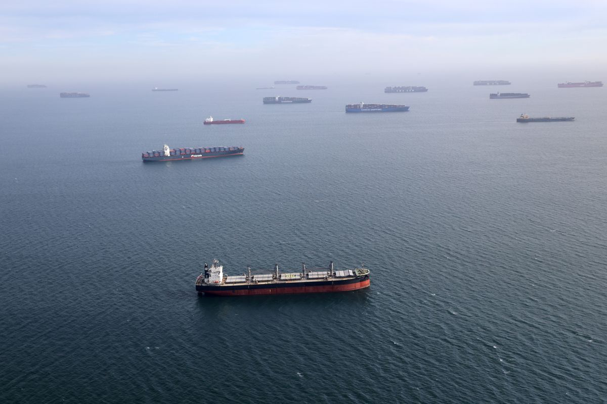 Những con tàu chở dầu và tàu container vật vờ ngoài khơi để chờ tới lượt vào cảng Long Beach, California, Mỹ, hồi tháng 4/2021 - Ảnh: Reuters.