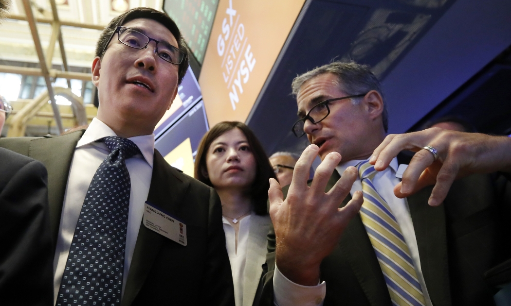 Larry Chen (trái) tại Sở giao dịch chứng khoán New York (NYSE) hồi năm 2019 - Ảnh: AP.