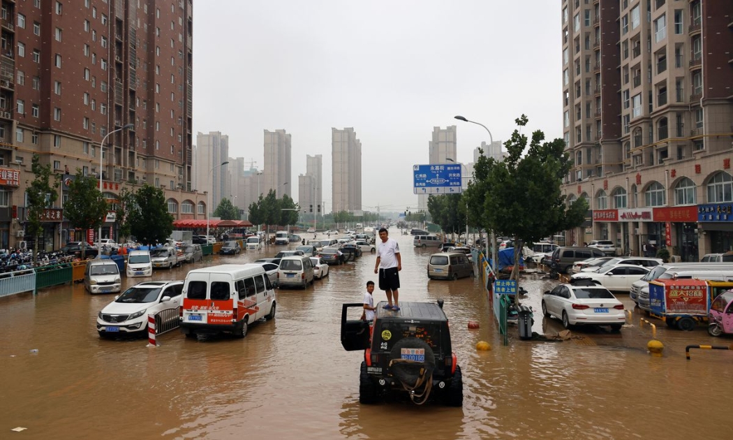 Mưa lớn gây lũ lụt nghiêm trọng ở Trịnh Châu, Hà Nam, Trung Quốc hôm 23/7 - Ảnh: Reuters.