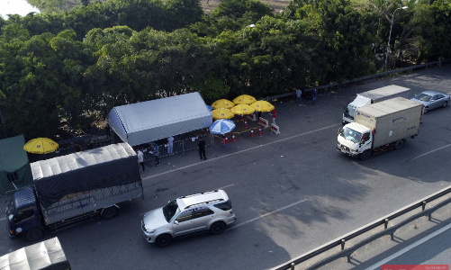 Mở tối đa “luồng xanh”, Hà Nội tháo gỡ cảnh ùn tắc tại các chốt