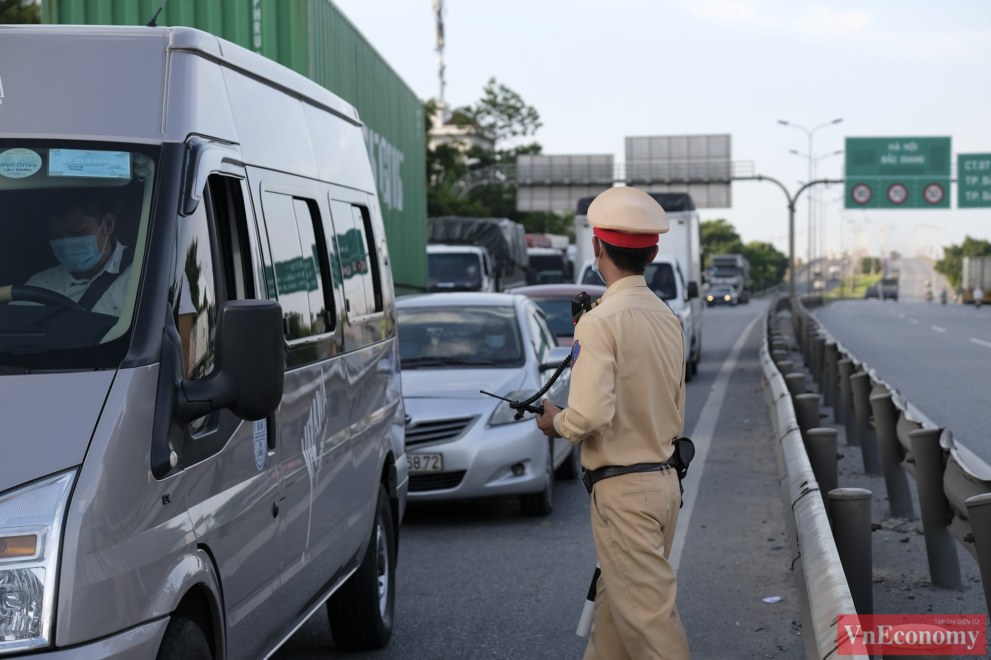 Trục đường n&agrave;y c&oacute; rất nhiều xe từ khu c&ocirc;ng nghiệp ở Bắc Ninh, Bắc Giang ra cảng Hải Ph&ograve;ng v&agrave; đi Lạng Sơn.&nbsp;