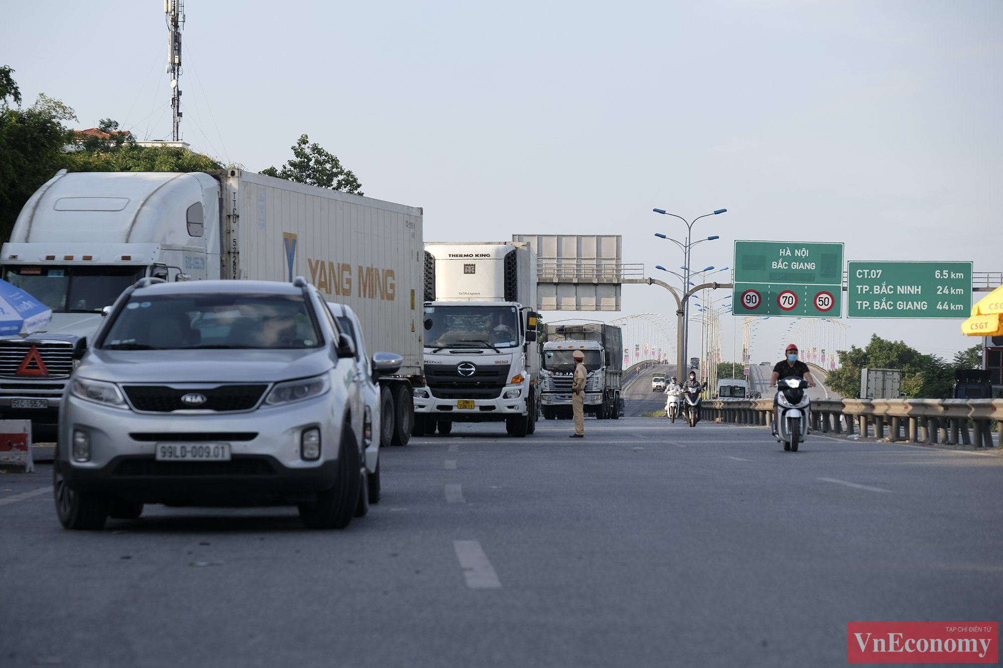 Tại chốt kiểm so&aacute;t cầu Ph&ugrave; Đổng hướng v&agrave;o TP.H&agrave; Nội, h&ocirc;m nay đ&atilde; th&ocirc;ng tho&aacute;ng hơn nhiều.