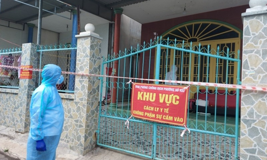 TS Phạm Xuân Thành, Phó Phòng quản lý sức khỏe lao động, Cục Quản lý môi trường y tế ( Bộ Y tế) kiểm tra, giám sát cách ly F1 tại phường Hố Nai, TP Biên Hòa.