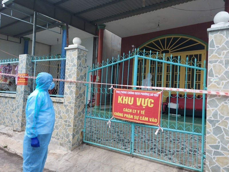 TS Phạm Xuân Thành, Phó Phòng quản lý sức khỏe lao động, Cục Quản lý môi trường y tế ( Bộ Y tế) kiểm tra, giám sát cách ly F1 tại phường Hố Nai, TP Biên Hòa.