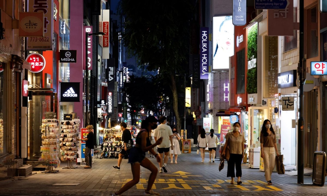 Đường phố Seoul hôm 12/7, khi các quy định giãn cách xã hội để phòng chống dịch Covid-19 đang được áp dụng - Ảnh: Reuters.