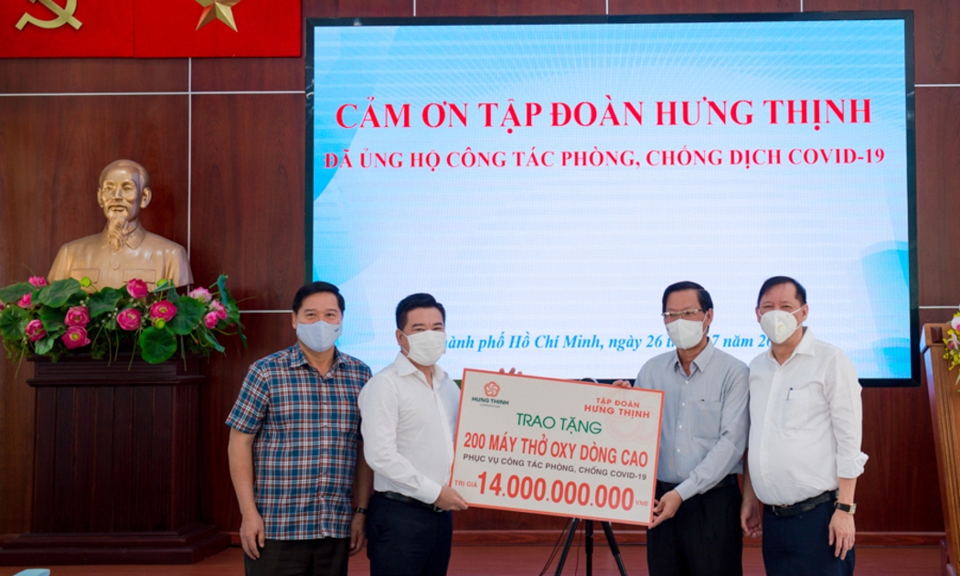 Ông Nguyễn Đình Trung - Chủ tịch Tập đoàn Hưng Thịnh (thứ 2 từ trái sang) trao tặng 200 máy thở oxy dòng cao trị giá 14 tỷ đồng cho ông Phan Văn Mãi - Ủy viên Trung ương Đảng, Phó Bí thư Thường trực Thành ủy Tp.HCM (thứ 2 từ phải sang).