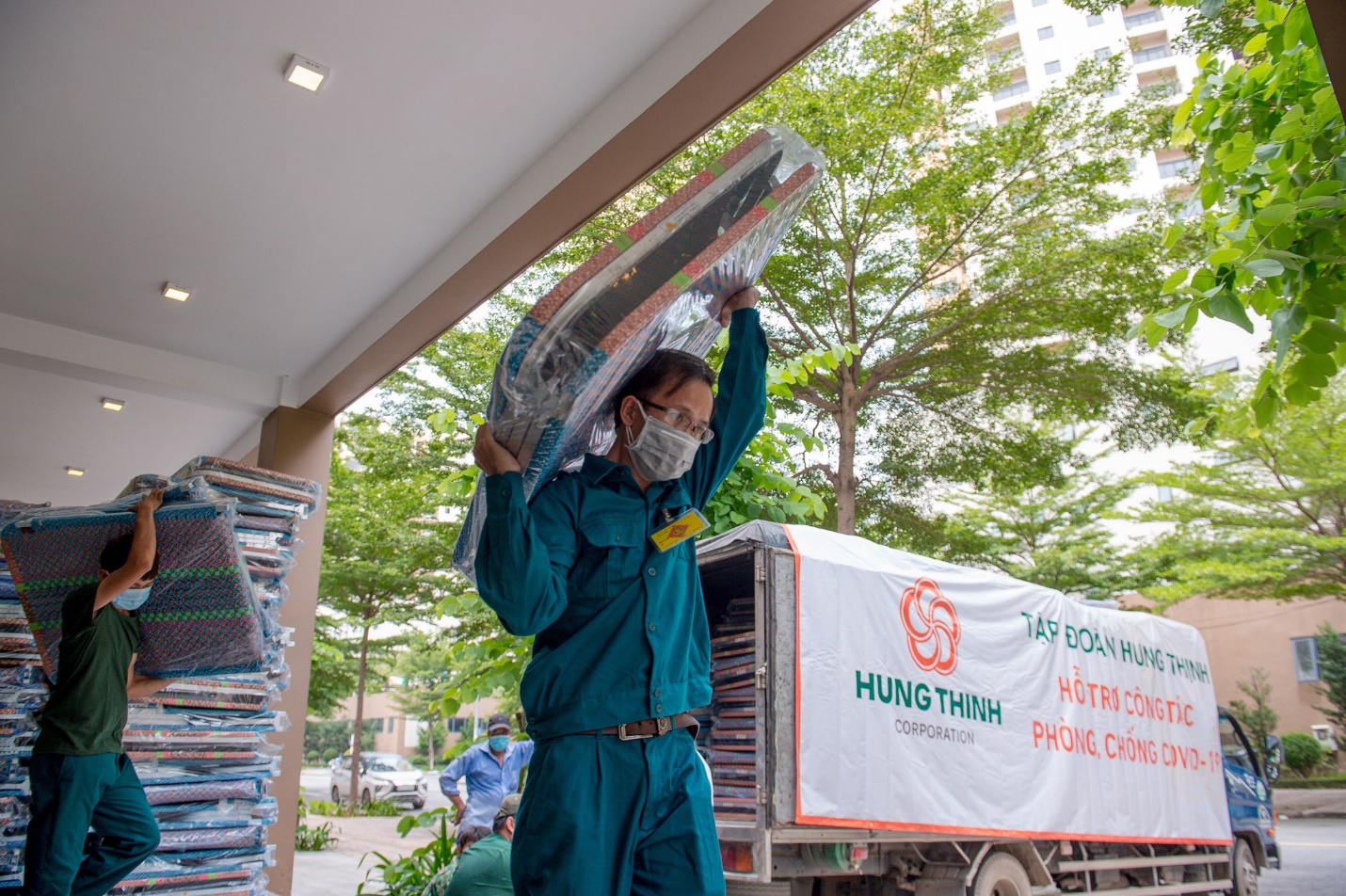 5.000 chiếc giường xếp do Hưng Thịnh trao tặng nhanh ch&oacute;ng được chuyển đến bệnh viện d&atilde; chiến thu dung điều trị Covid-19.