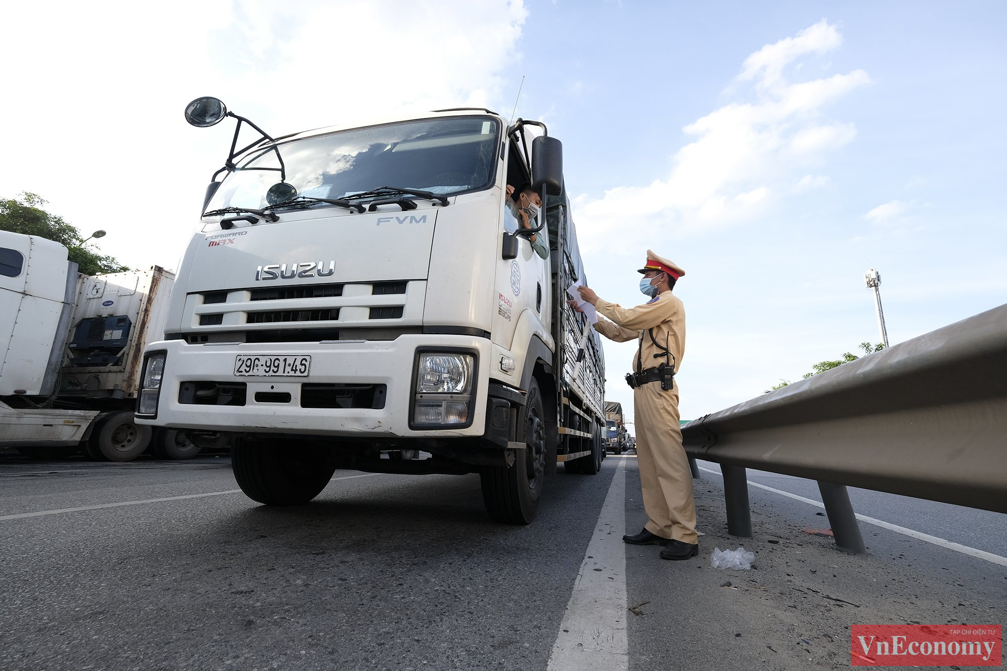 Tại chốt cầu Phù Đổng, trong 2 ngày đầu tiên TP Hà Nội thực hiện giãn cách theo chỉ thị 16, đã xảy ra ùn tắc kéo dài. 