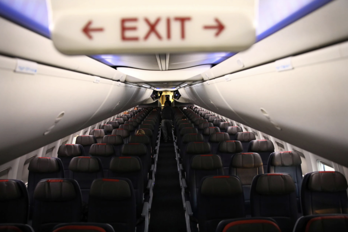  Một chuyến bay gần như không có khách của hãng American Airline giữa Washington DC và Miami hôm 18/3/2020 - Ảnh: Reuters.