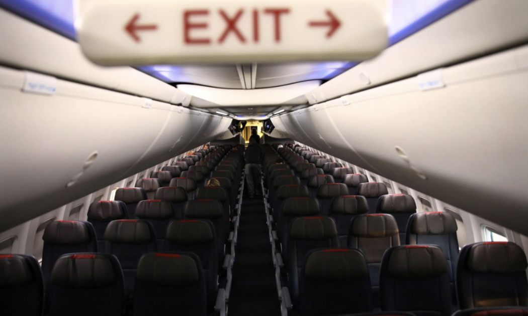  Một chuyến bay gần như không có khách của hãng American Airline giữa Washington DC và Miami hôm 18/3/2020 - Ảnh: Reuters.
