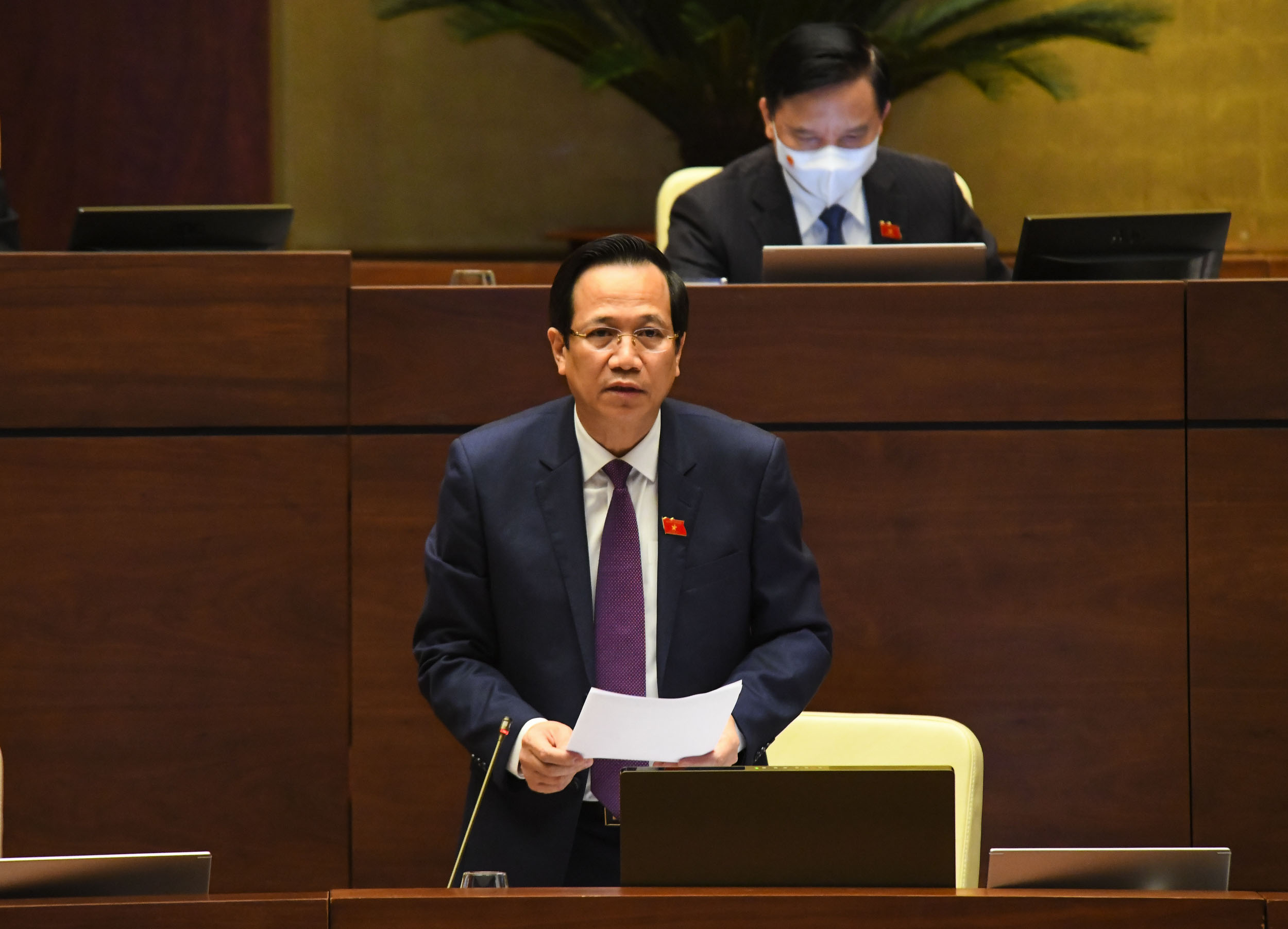 ộ trưởng Bộ Lao động - Thương binh và Xã hội Đào Ngọc Dung giải trình, làm rõ một số vấn đề các đại biểu Quốc hội quan tâm - Ảnh: Quochoi.vn