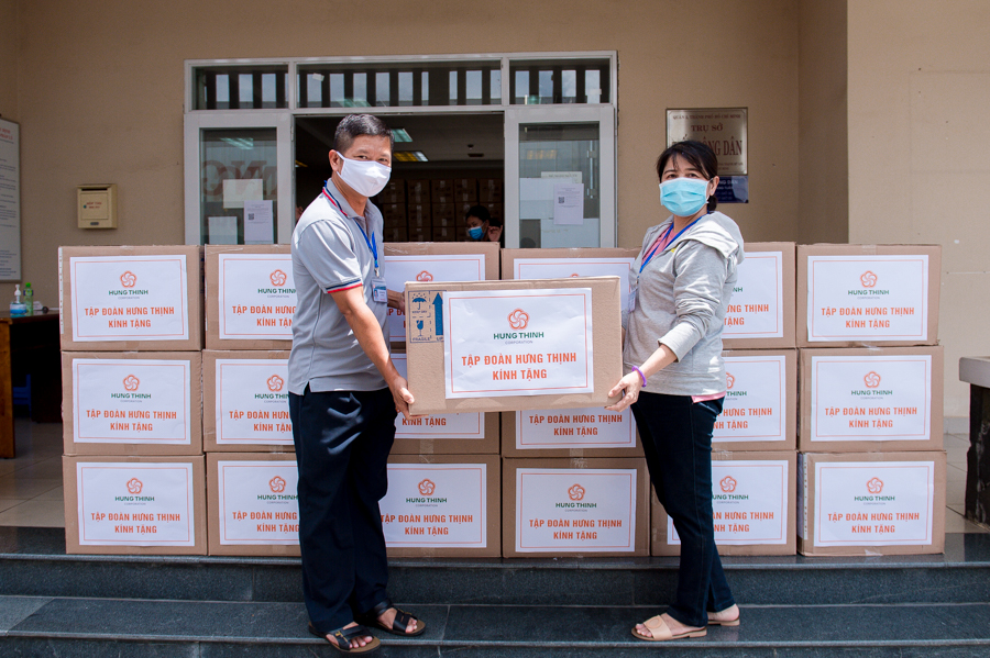 Tập đo&agrave;n Hưng Thịnh trao tặng 50.000 bộ kit x&eacute;t nghiệm SARS-CoV-2cho đại diện UBND th&agrave;nh phố Thủ Đức, Tp.HCM.