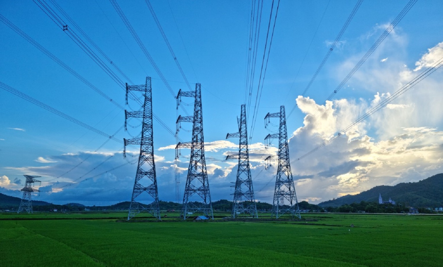 Công trình đường dây 500kV đấu nối NMNĐ BOT Nghi Sơn 2 vào hệ thống điện quốc gia đã hoàn thành.