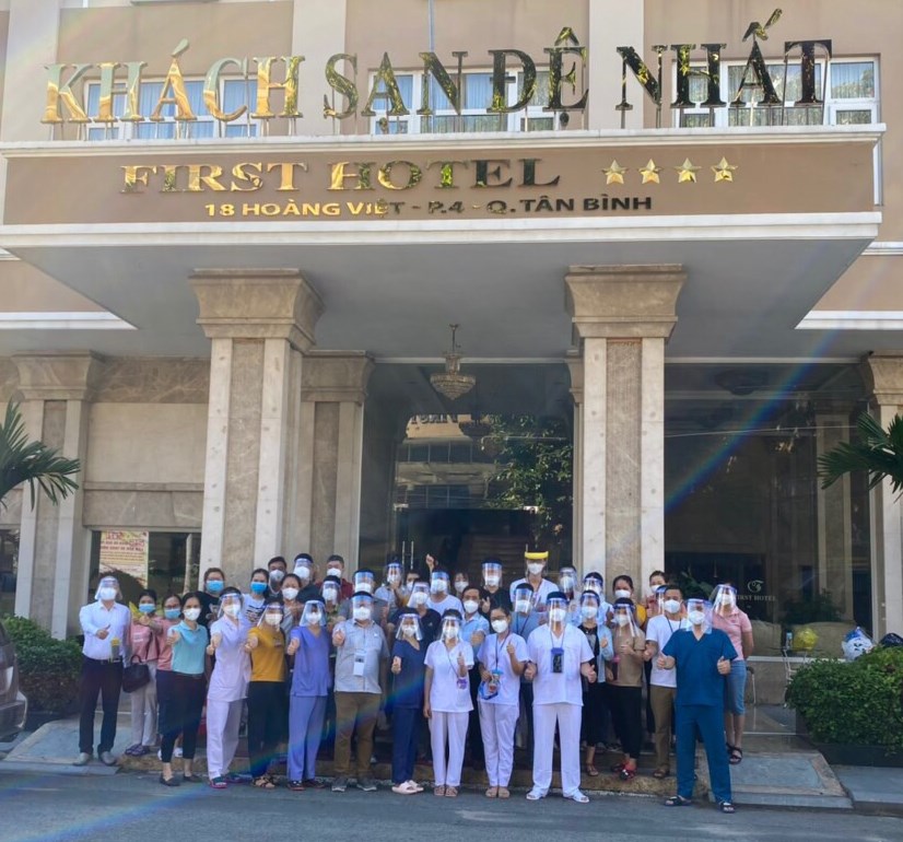Bắt đầu từ ng&agrave;y 19/7/2021, Saigontourist Group tiếp đ&oacute;n v&agrave; hỗ trợ phục vụ ăn, ở d&agrave;i hạn tại c&aacute;c kh&aacute;ch sạn tại th&agrave;nh phố cho hơn 1.800 y, b&aacute;c sĩ tham gia chống dịch tại c&aacute;c bệnh viện d&atilde; chiến, bệnh viện Hồi sức Covid-19.