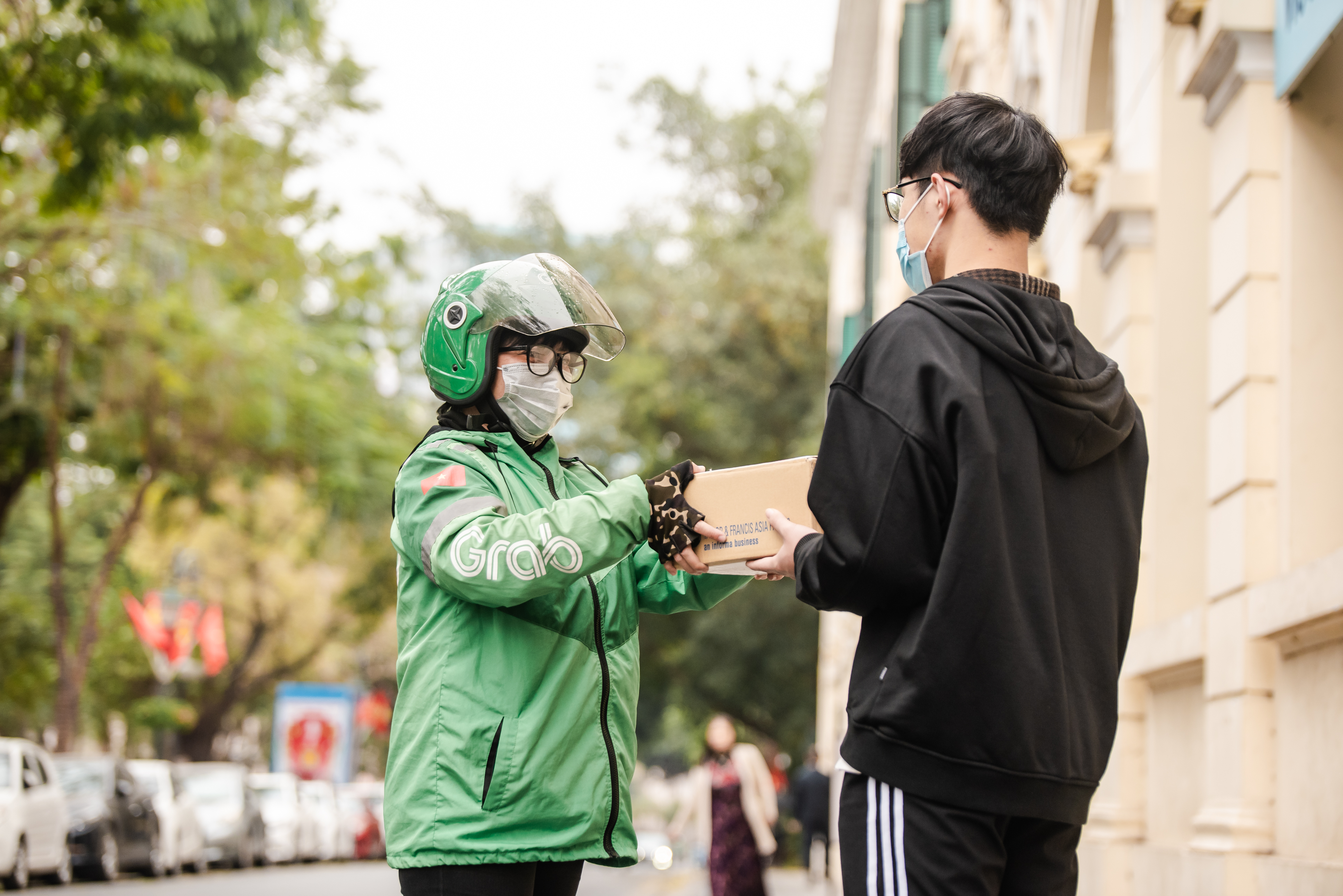 Người dùng ví điện tử Moca trên ứng dụng Grab có thể thanh toán trực tuyến ngay trên ứng dụng Tiki một cách nhanh chóng, tiện lợi...