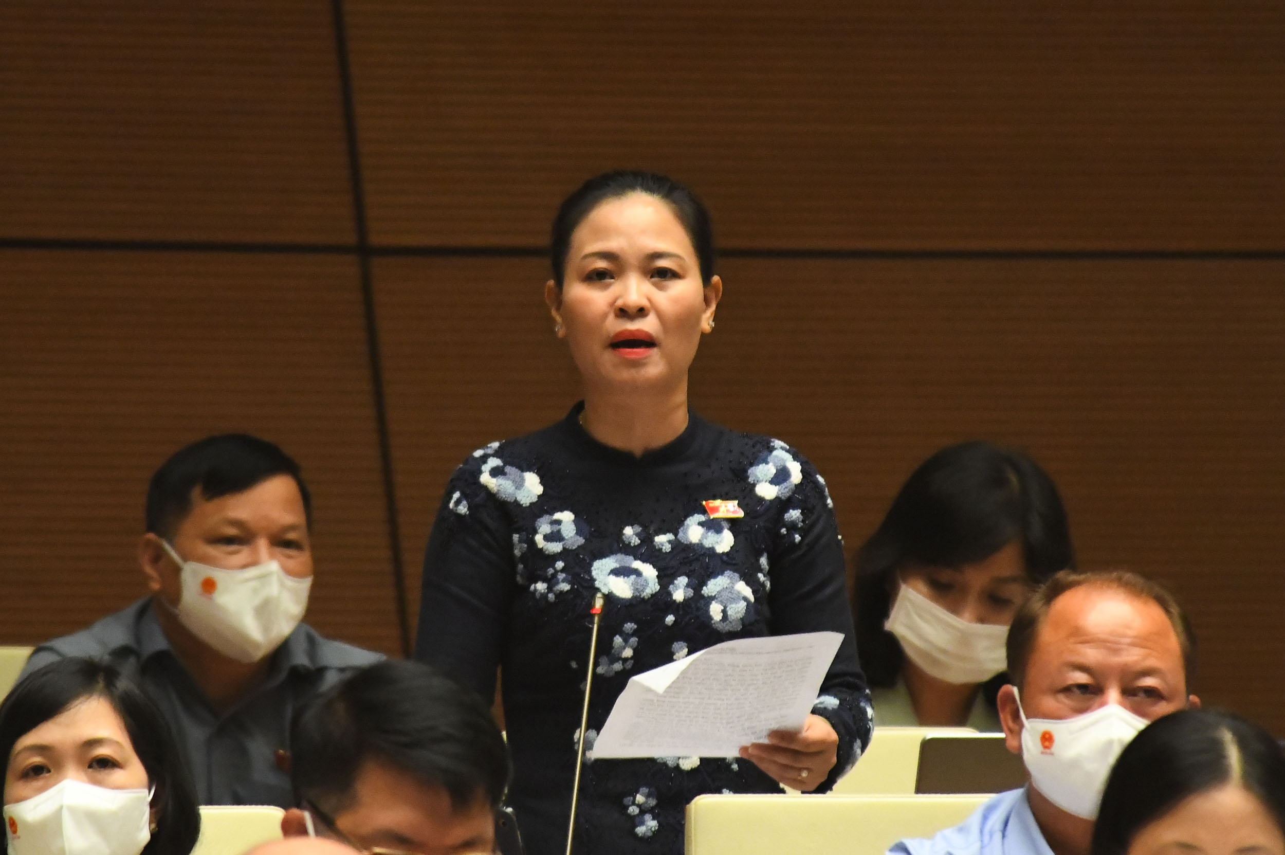 Đại biểu Nguyễn Thị Thu Dung thảo luận tại phiên họp - Ảnh: Quochoi.vn