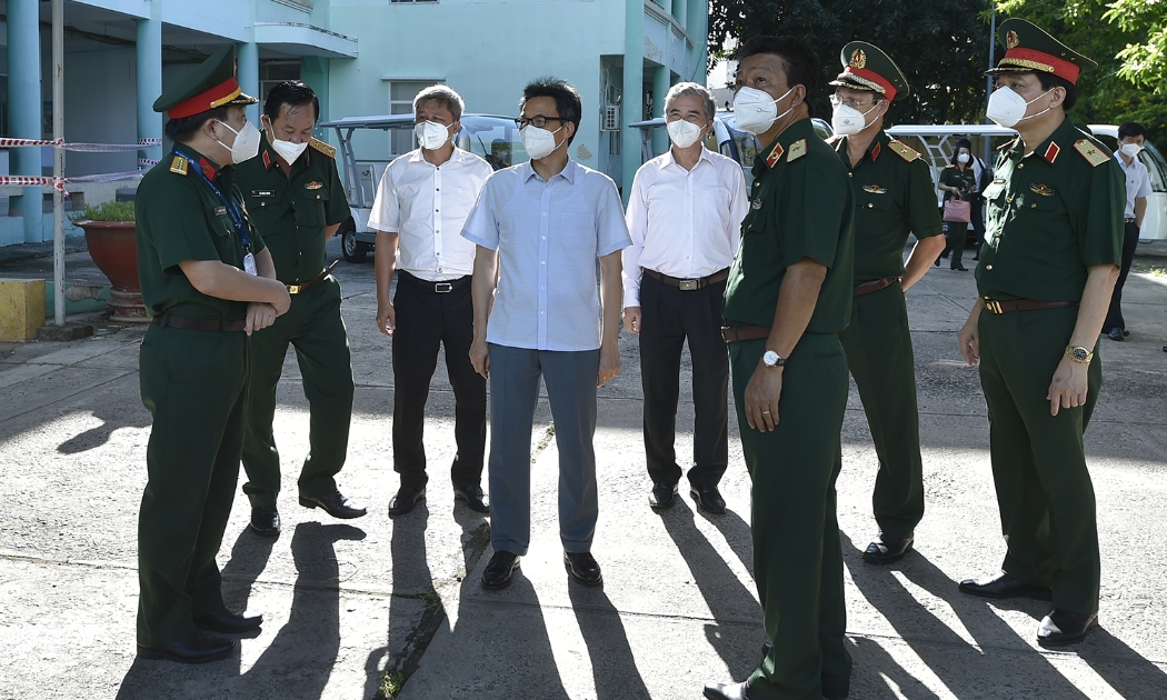 Phó Thủ tướng Vũ Đức Đam thị sát Trung tâm điều trị bệnh nhân Covid-19 tại Bệnh viện Quân y 175. Ảnh - VGP.