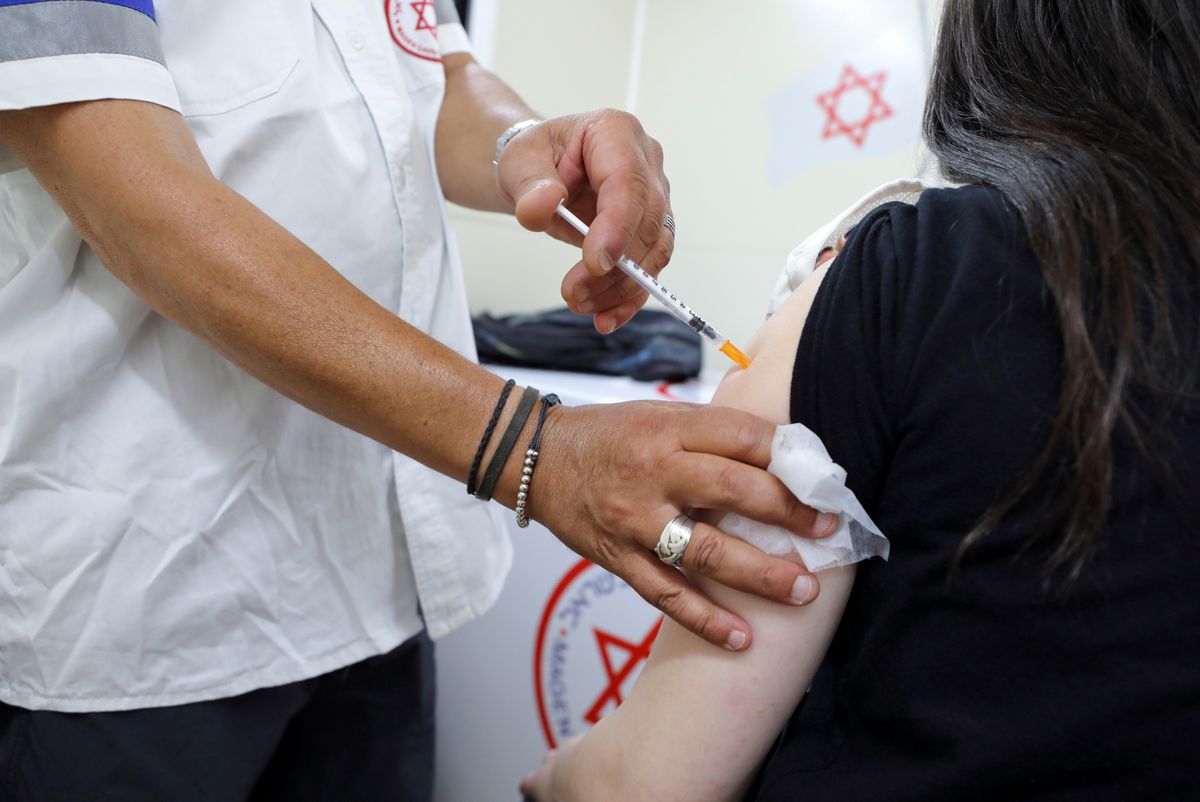 Một người trẻ tiêm vaccine tại Israel - nơi có tỷ lệ tiêm vaccine cao nhất thế giới hiện nay - Ảnh: Reuters