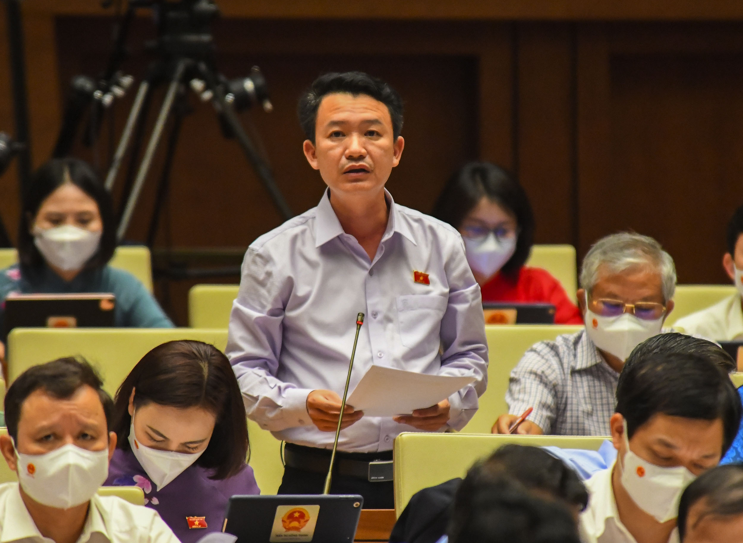 Đại biểu Trần Quang Minh&nbsp; ph&aacute;t biểu tại phi&ecirc;n họp - Ảnh: Quochoi.vn