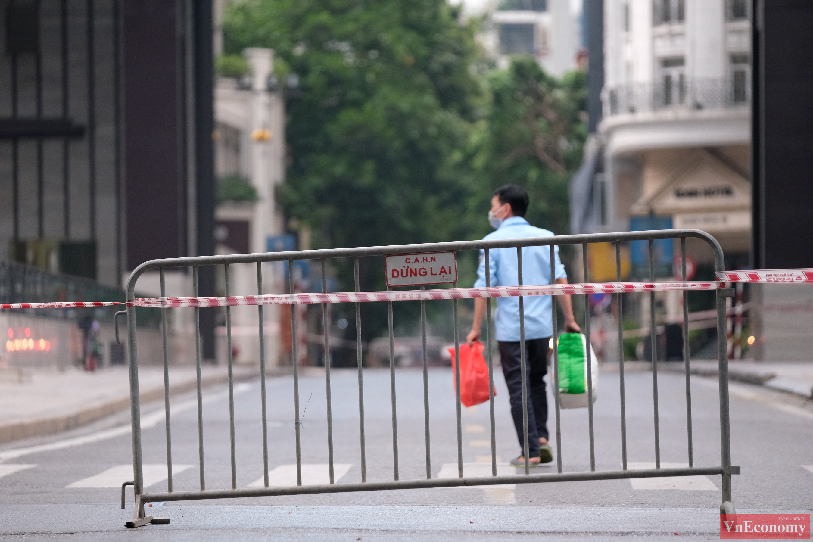 Nhiều nhân viên phải ở lại văn phòng vì tòa nhà bị tạm phong tỏa. Lực lượng chức năng phải hỗ trợ vận chuyển đồ tiếp tế vào bên trong cho người dân và những nhân viên văn phòng tạm thời chưa được về nhà.