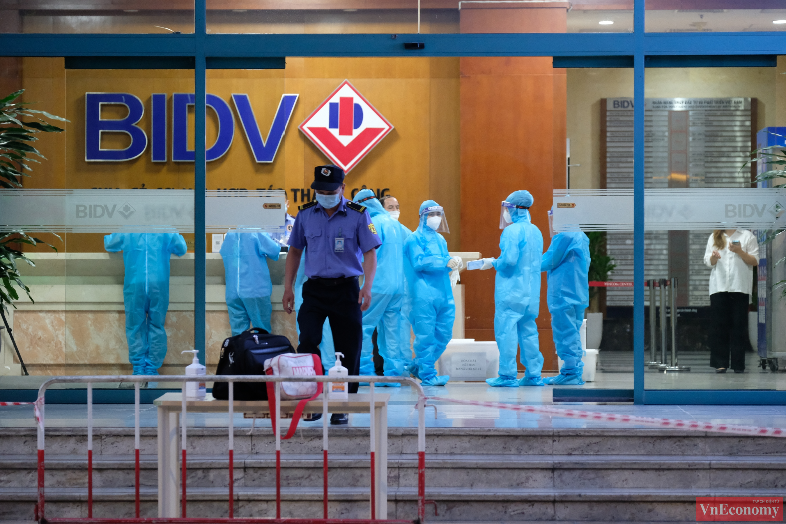 Toàn bộ nhân viên công sở bên trong Vincom Center Bà Triệu được yêu cầu không rời khỏi vị trí làm việc,  người dân không xuống tụ tập tại tầng 1 của tòa nhà cho đến khi có thông báo tiếp theo.