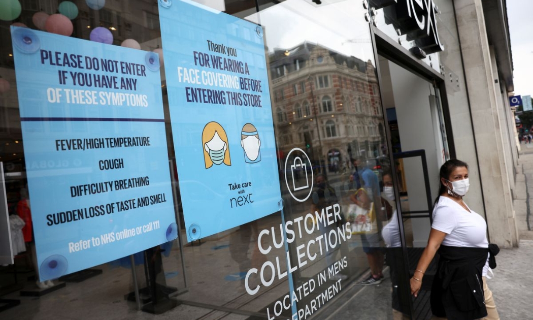 Một cửa hiệu dán thông báo đề nghị khách hàng đeo khẩu trang, ở Oxford Street, London, Anh, ngày 26/7 - Ảnh: Reuters.