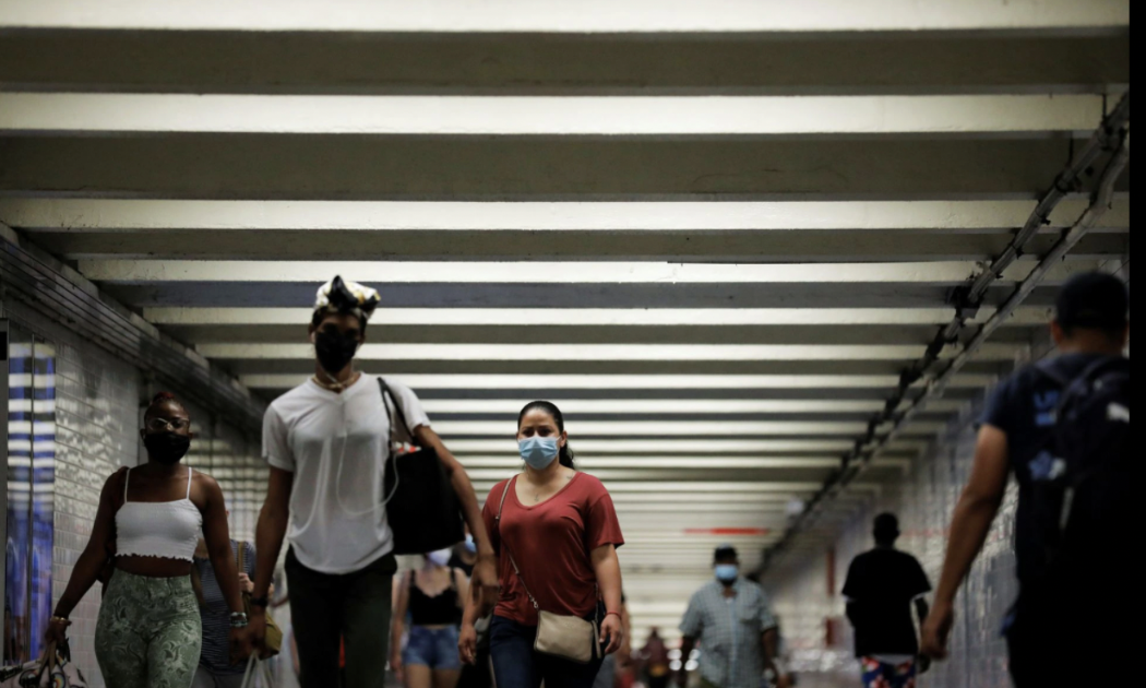 Người dân Mỹ đeo khẩu trang trong một nhà ga tàu điện ngầm ở thành phố New York ngày 28/7 - Ảnh: Reuters.