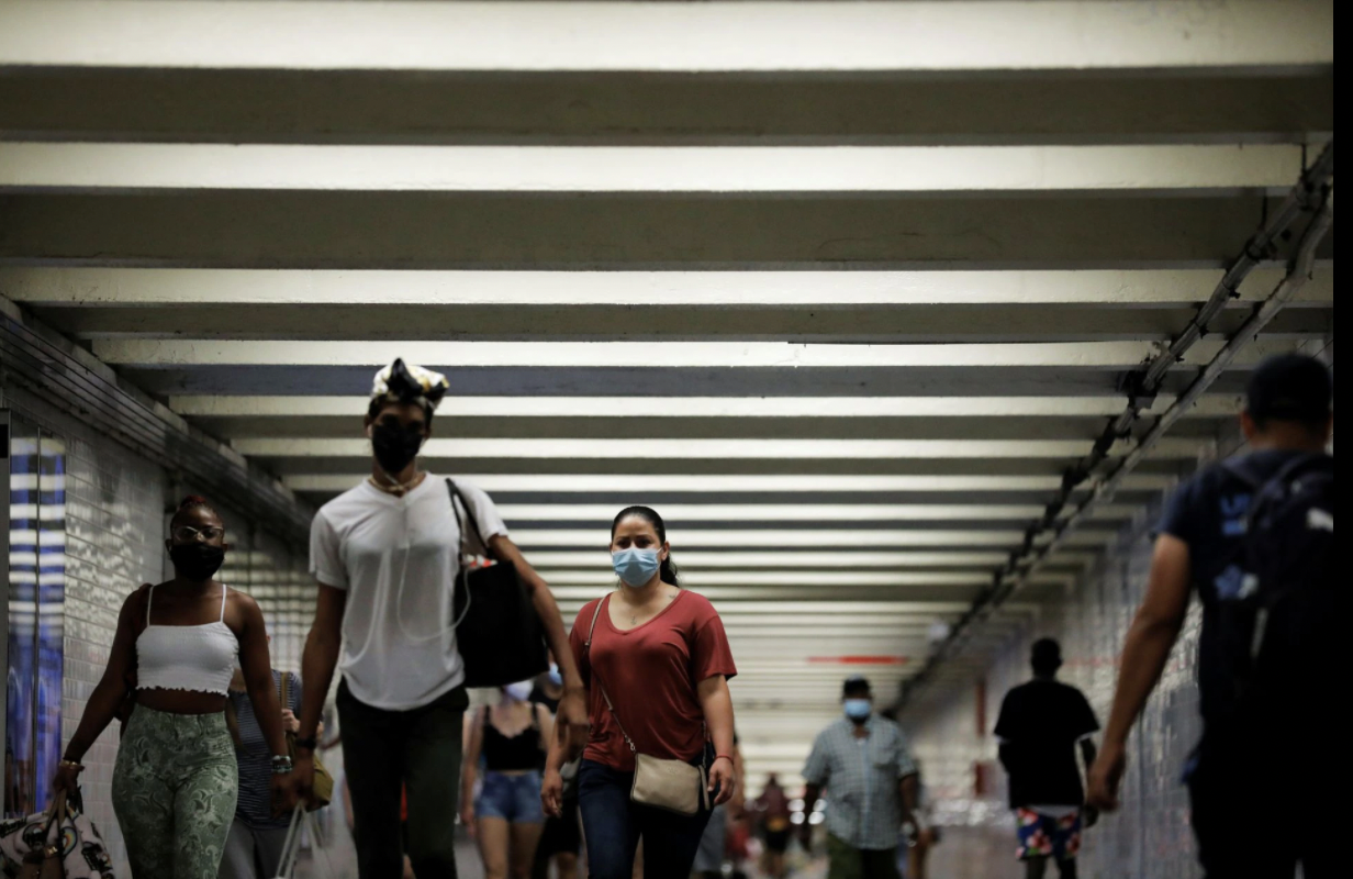 Người dân Mỹ đeo khẩu trang trong một nhà ga tàu điện ngầm ở thành phố New York ngày 28/7 - Ảnh: Reuters.