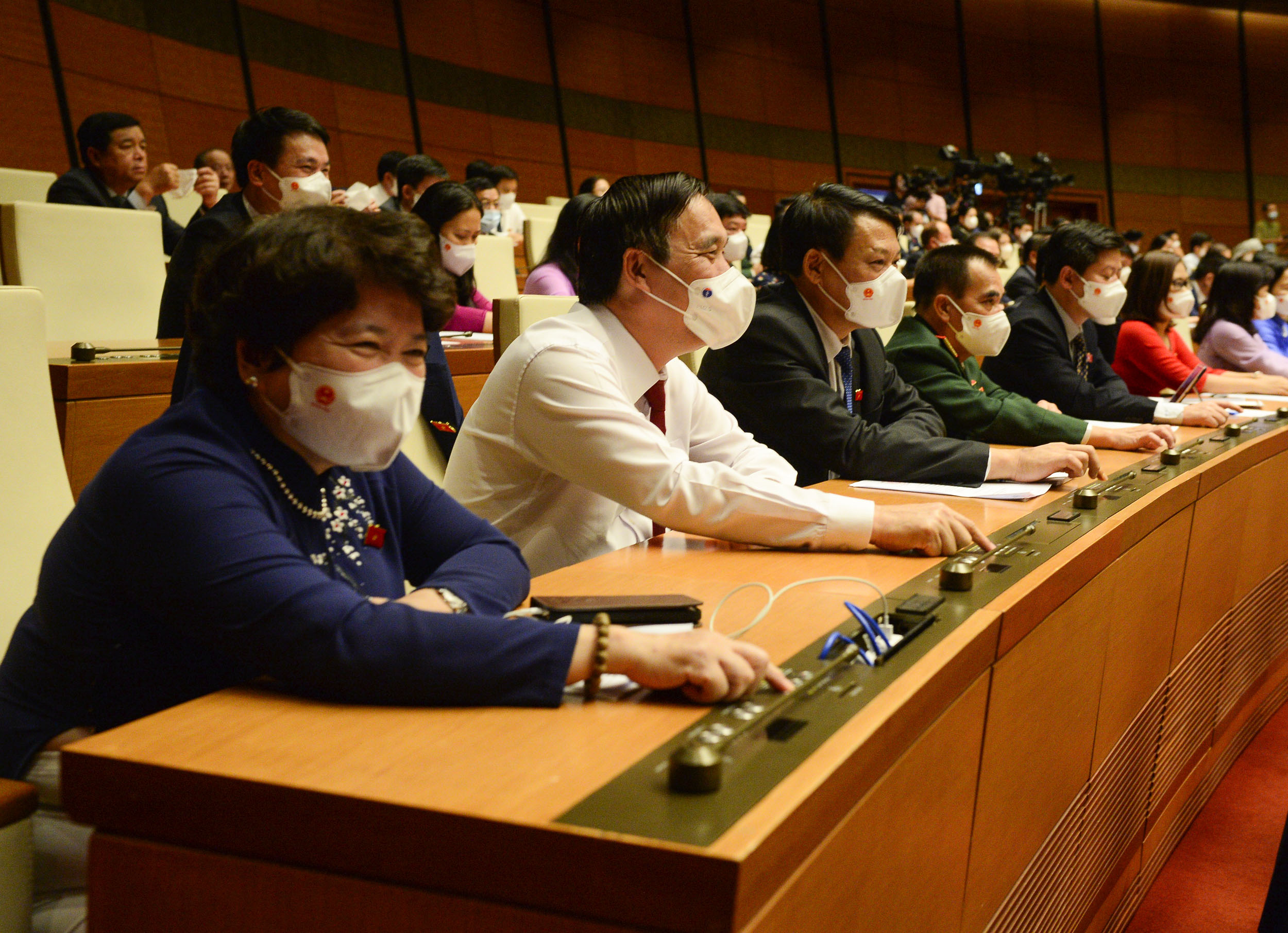 Các đại biểu ấn nút thông qua các Nghị quyết về phê chuẩn việc bổ nhiệm Phó Thủ tướng, Bộ trưởng và các thành viên khác của Chính phủ - Ảnh: Quochoi.vn