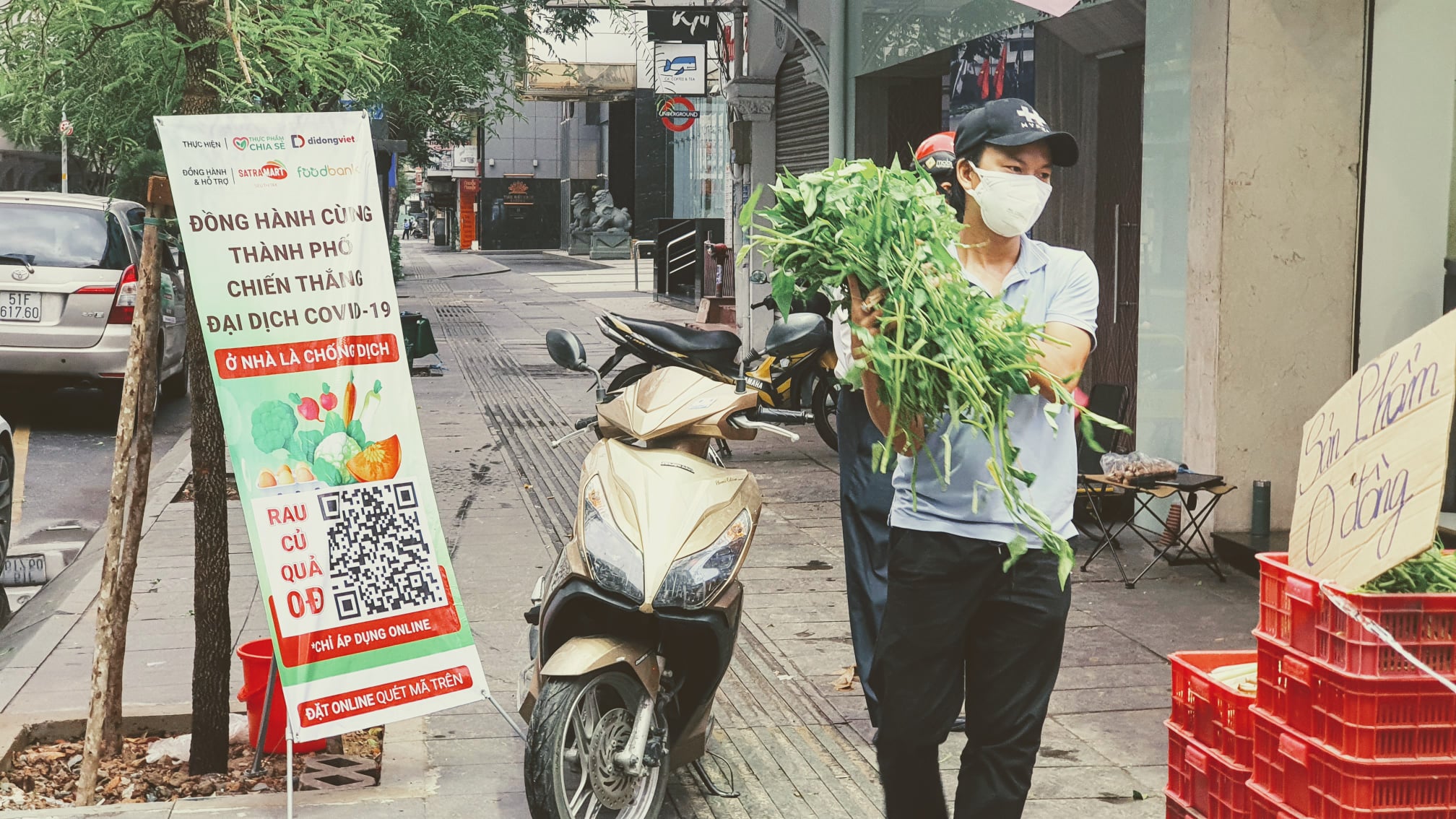 Nhiều cửa hàng như Foodshare Market lo lắng nhiều đơn hàng rau củ quả, thực phẩm không có ai giao hàng và phải vứt bỏ rau bị hư...