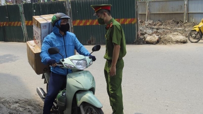Hanoi grants permission to 700 motorbike delivery drivers