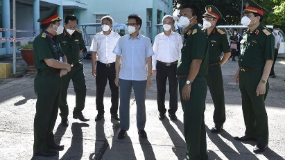 Deputy PM checks hospitals in Vietnam's south