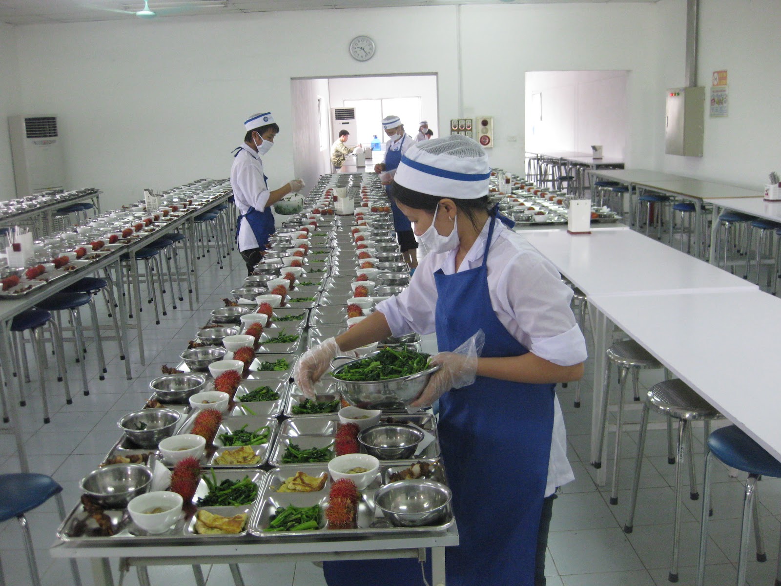 Rất nhiều vướng mắc đã phát sinh trong việc chăm lo, ổn định đời sống công nhân và doanh nghiệp.