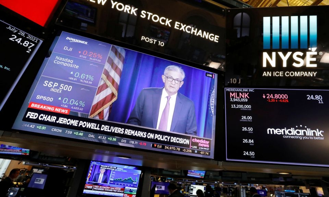 Một màn hình TV lớn đang phát bản tin về cuộc họp báo của Chủ tịch Fed Jerome Powell, tại sàn giao dịch chứng khoán NYSE ở New York ngày 28/7 - Ảnh: Reuters.