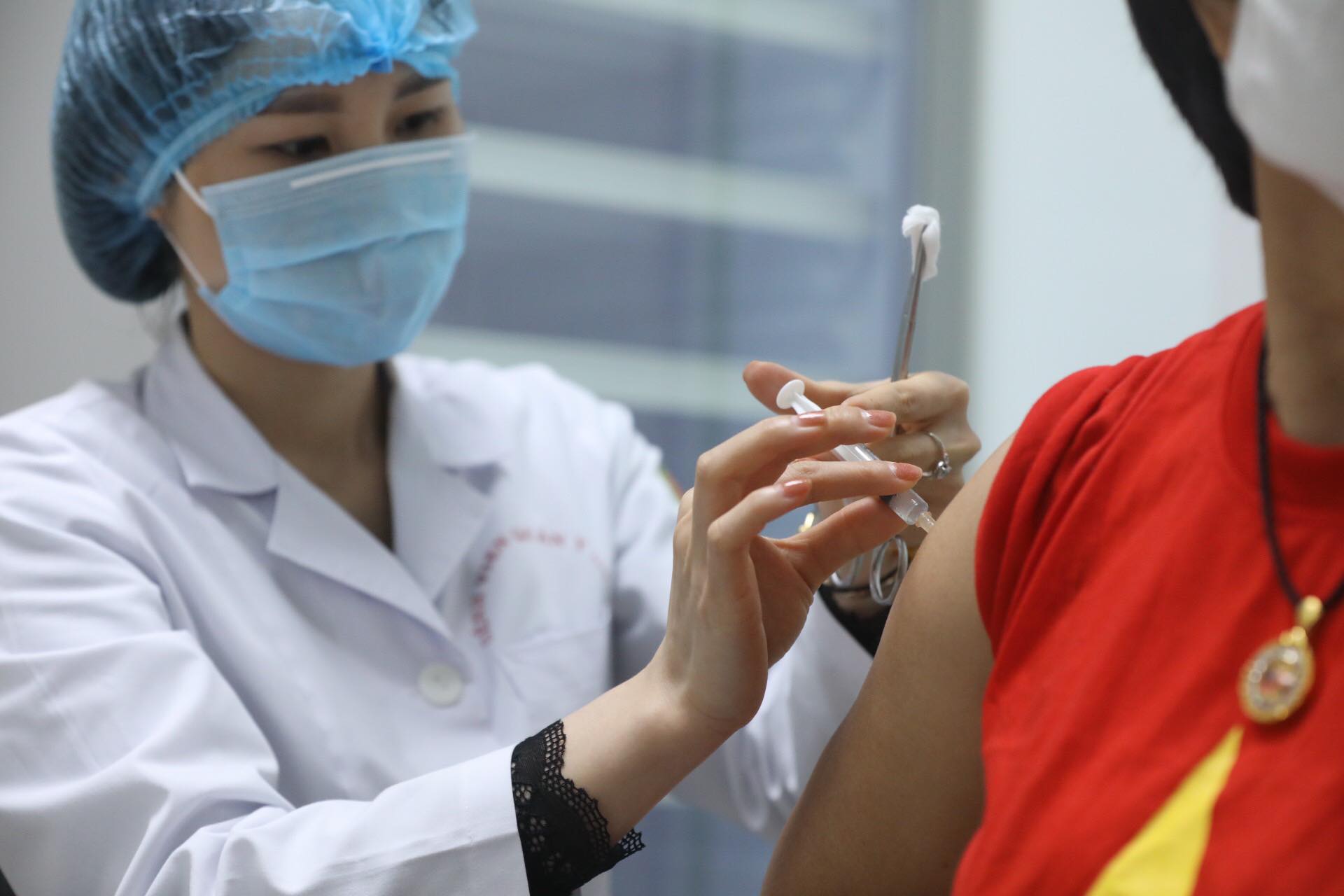 Tiêm mũi 2 giai đoạn 2 thử nghiệm lâm sàng đối với vaccine Nano Covax cho tình nguyện viên (Ảnh VGP)