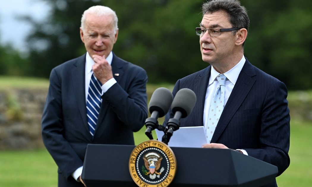 CEO Albert Bourla của Pfizer phát biểu cạnh Tổng thống Mỹ Joe Biden trước thềm hội nghị thượng đỉnh G7 ở Cornwall, Anh, tháng 6/2021 - Ảnh: Getty/Fortune.