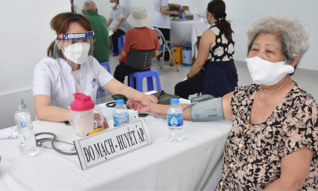 Tiêm vaccine Covid-19 cho người cao tuổi tại Trung tâm Y tế Quận 3, TPHCM.