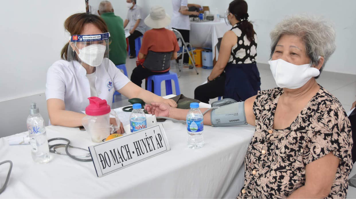 Tiêm vaccine Covid-19 cho người cao tuổi tại Trung tâm Y tế Quận 3, TPHCM. 